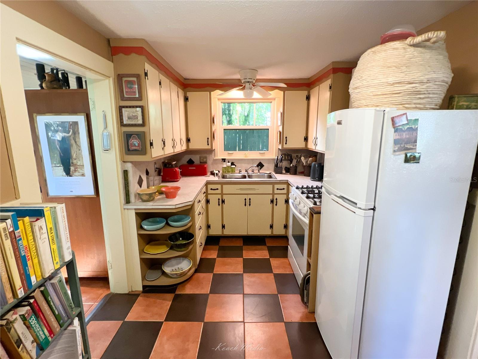 Image 11 of 29 For 444 Julia Avenue