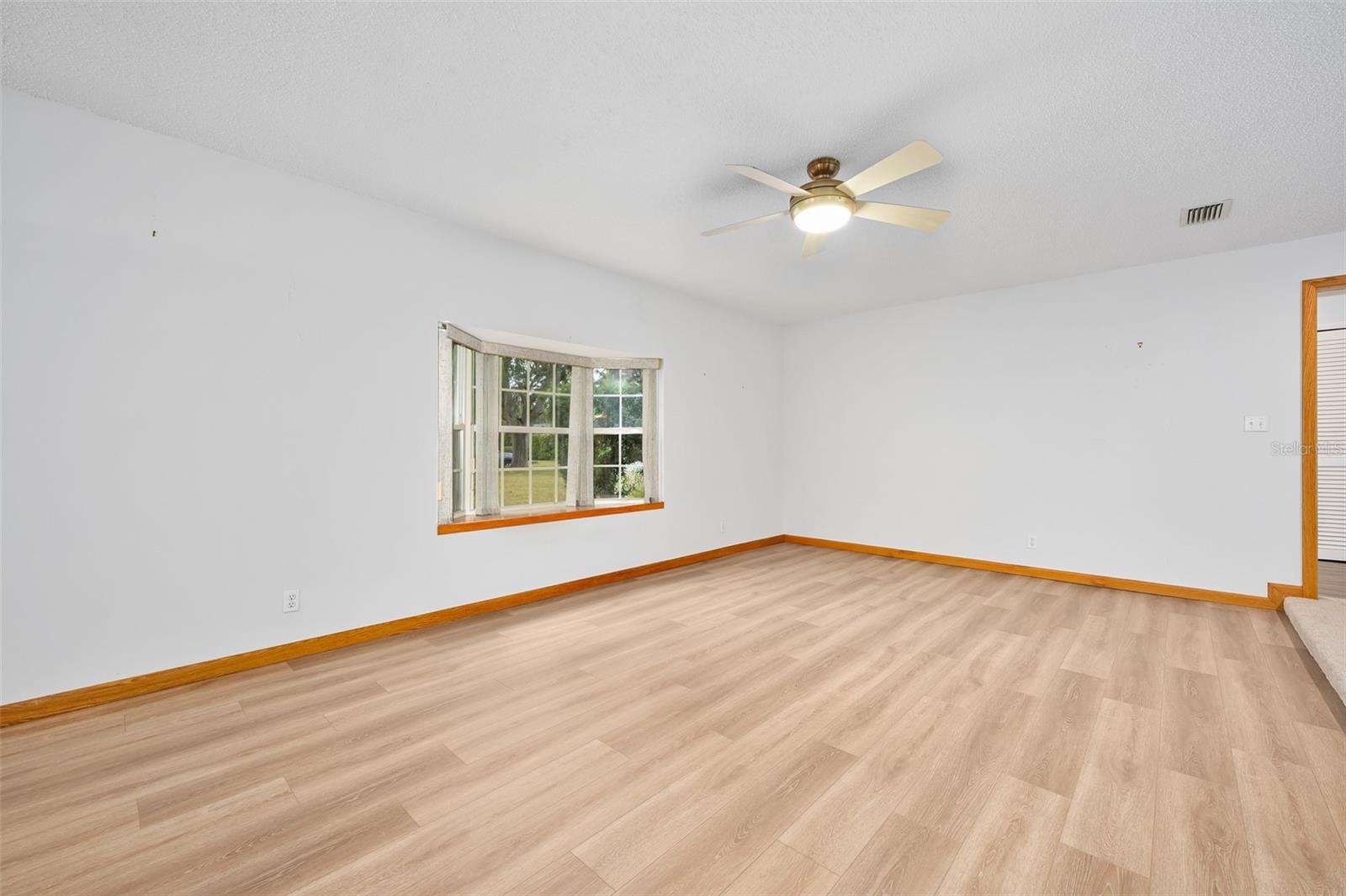 Image 19 of 73 For 19 Oakmont Circle