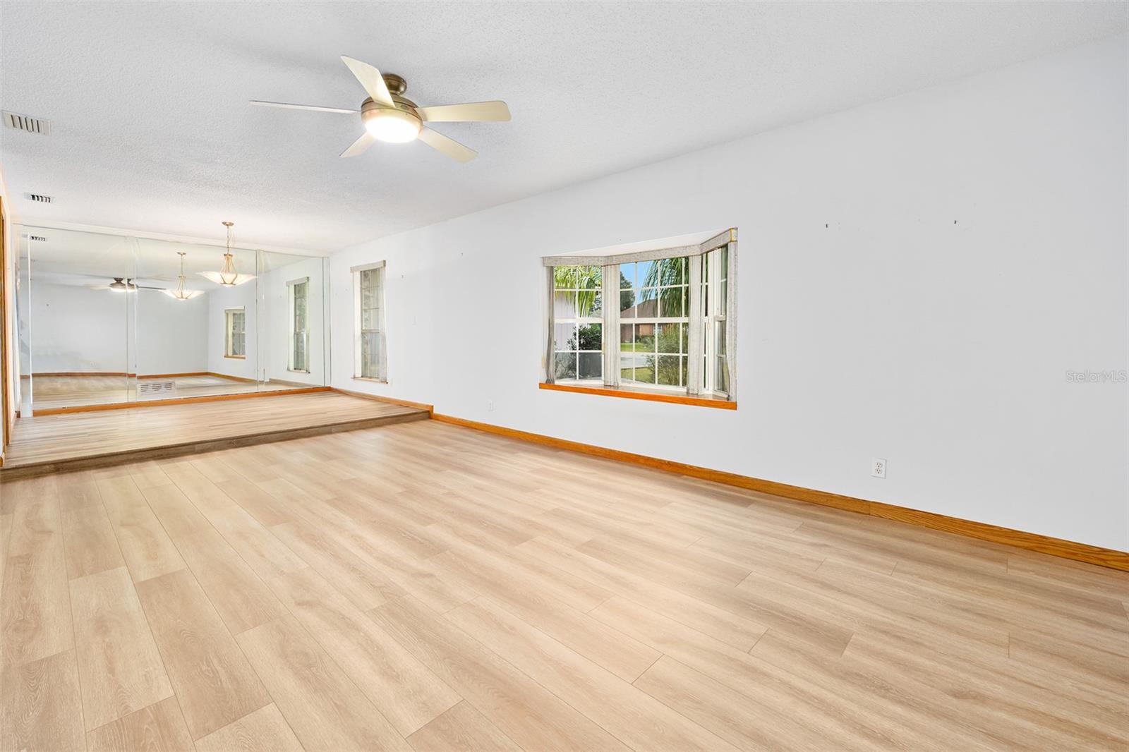 Image 22 of 73 For 19 Oakmont Circle