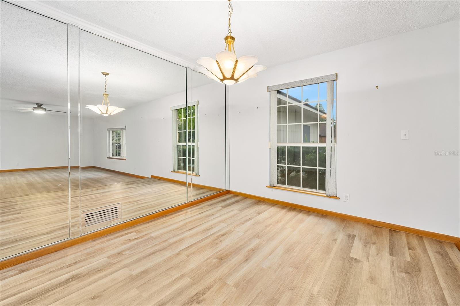 Image 25 of 73 For 19 Oakmont Circle