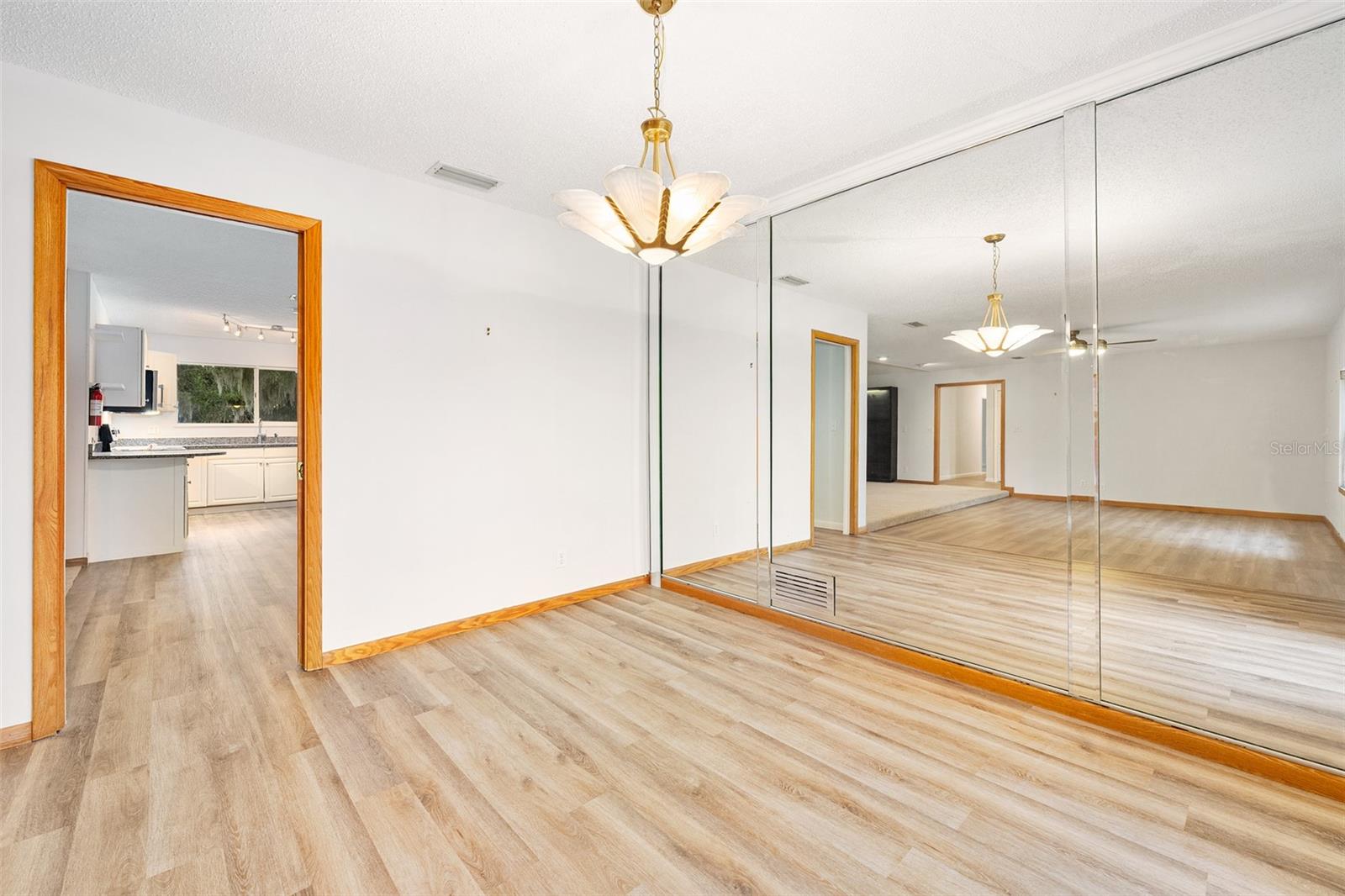 Image 26 of 73 For 19 Oakmont Circle