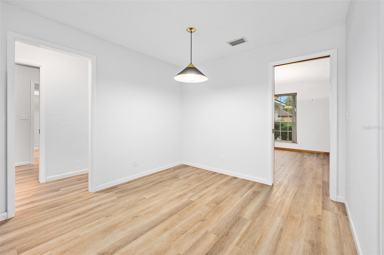 Image 32 of 73 For 19 Oakmont Circle