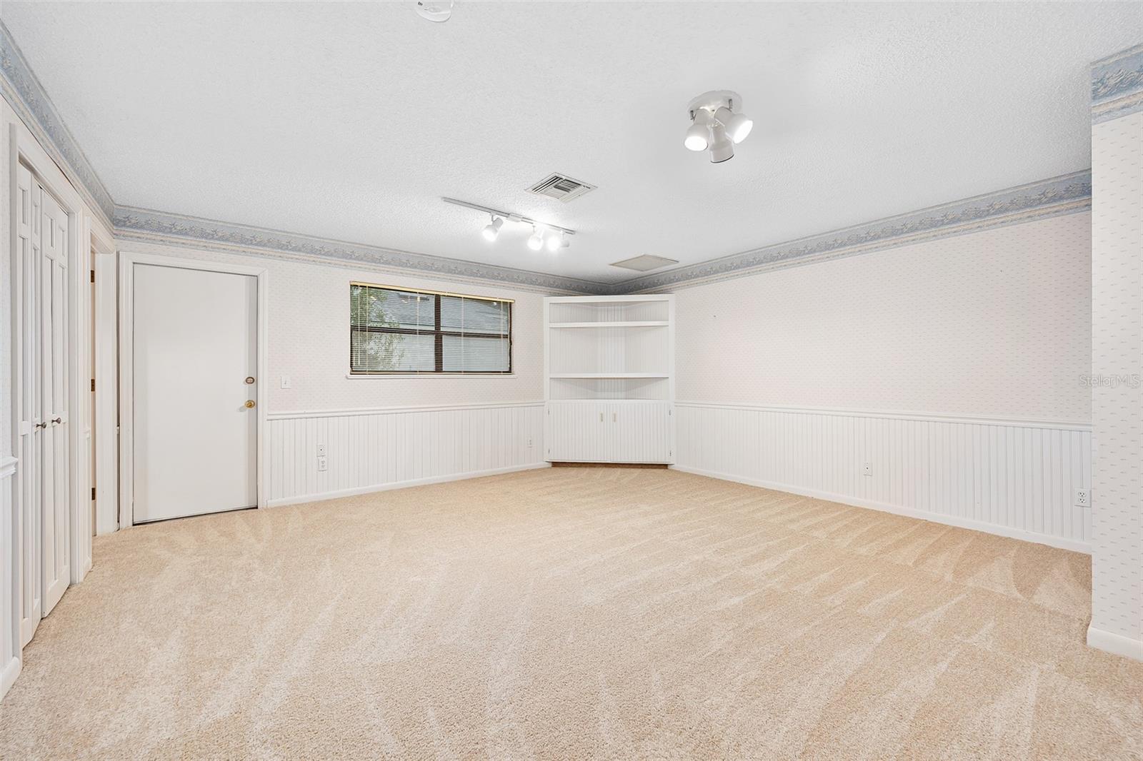 Image 41 of 73 For 19 Oakmont Circle