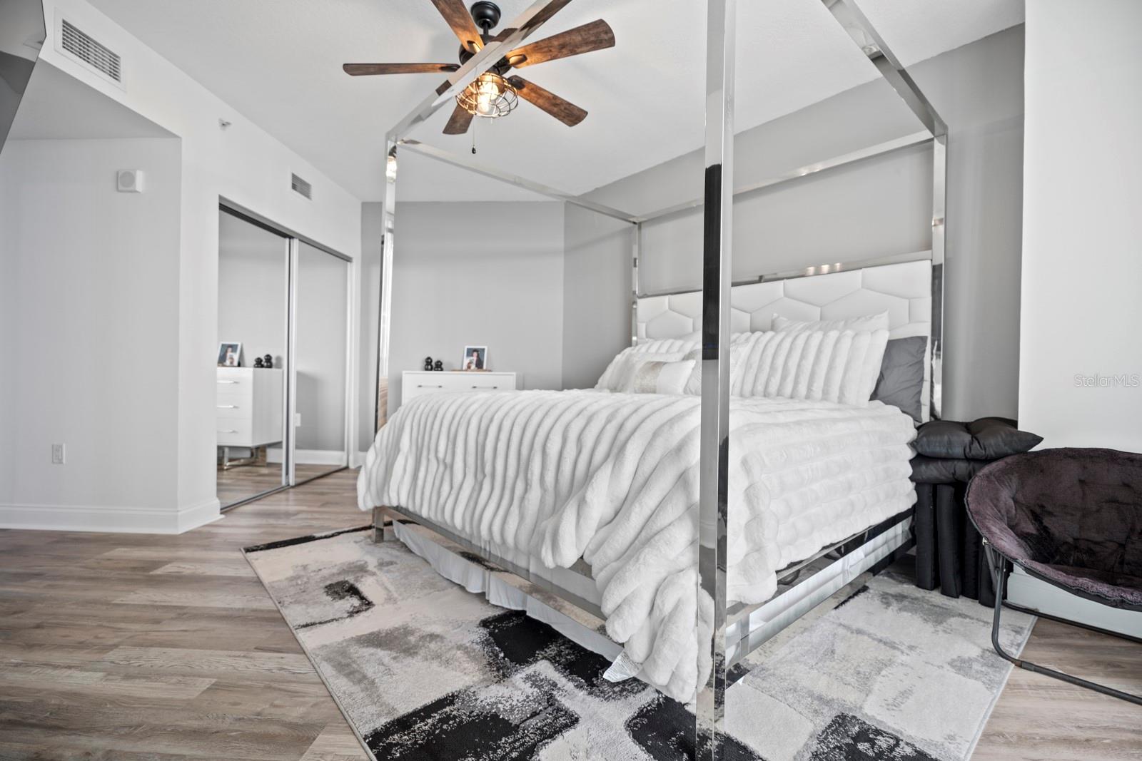 Image 7 of 22 For 231 Riverside Drive 708-1