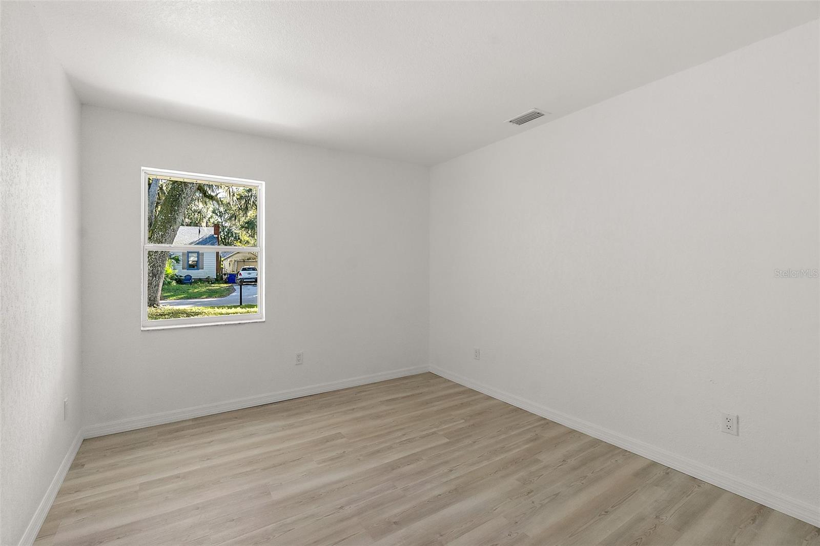 Image 16 of 32 For 145 Oak Ridge Avenue