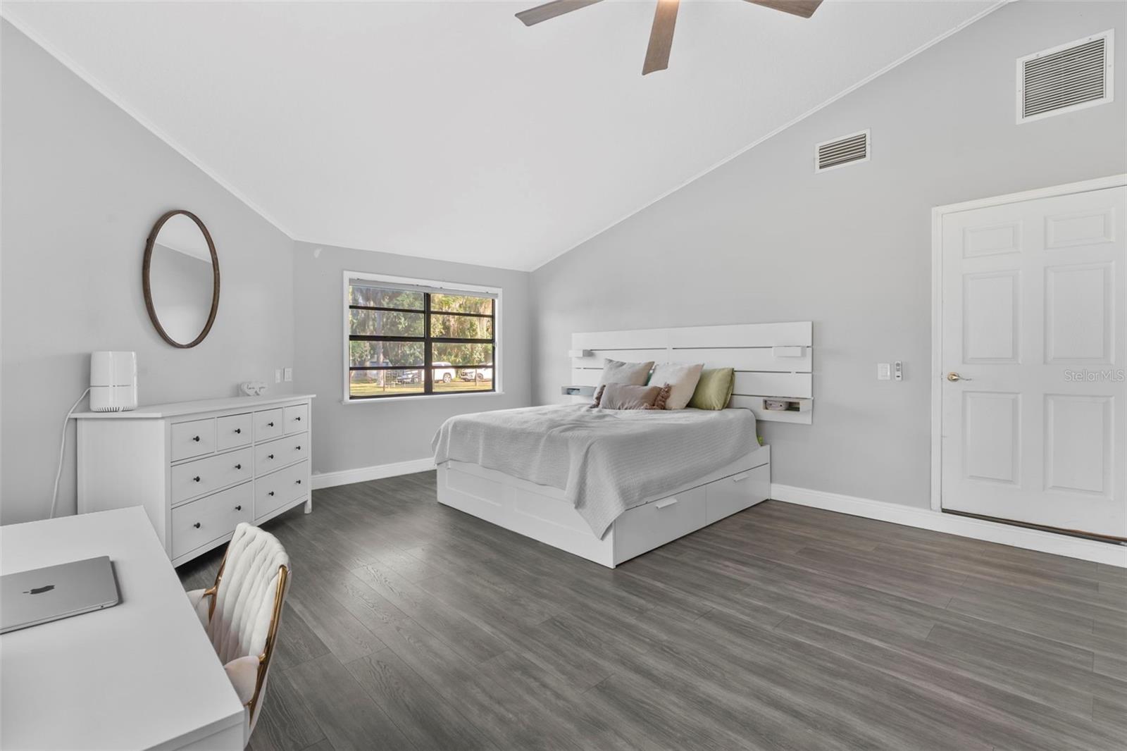 Image 13 of 36 For 212 Sheridan Avenue