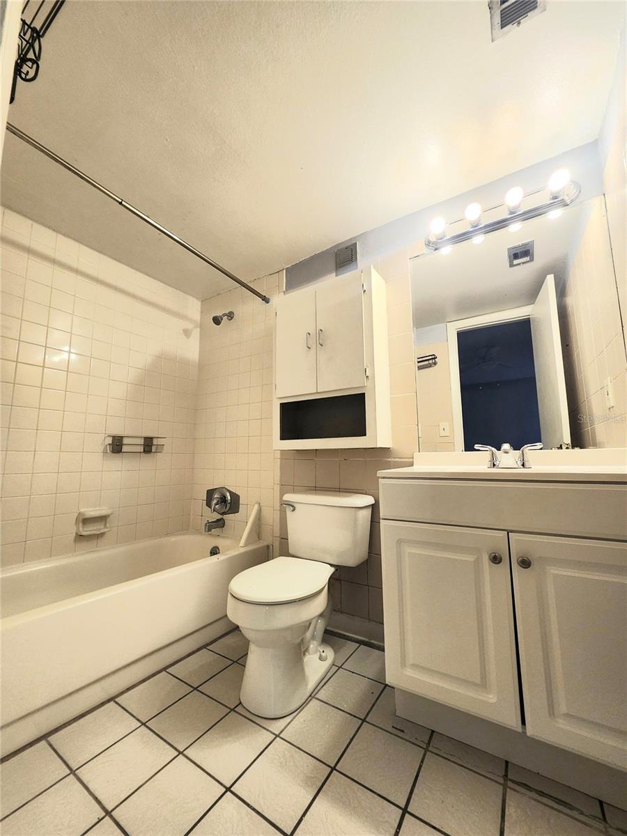 Image 10 of 30 For 914 Lake Destiny Road G