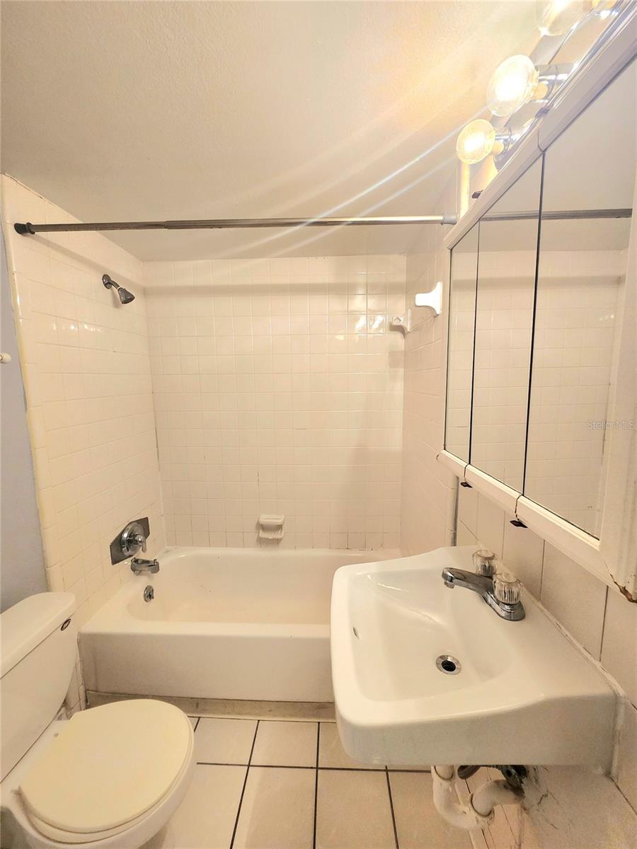 Image 11 of 30 For 914 Lake Destiny Road G