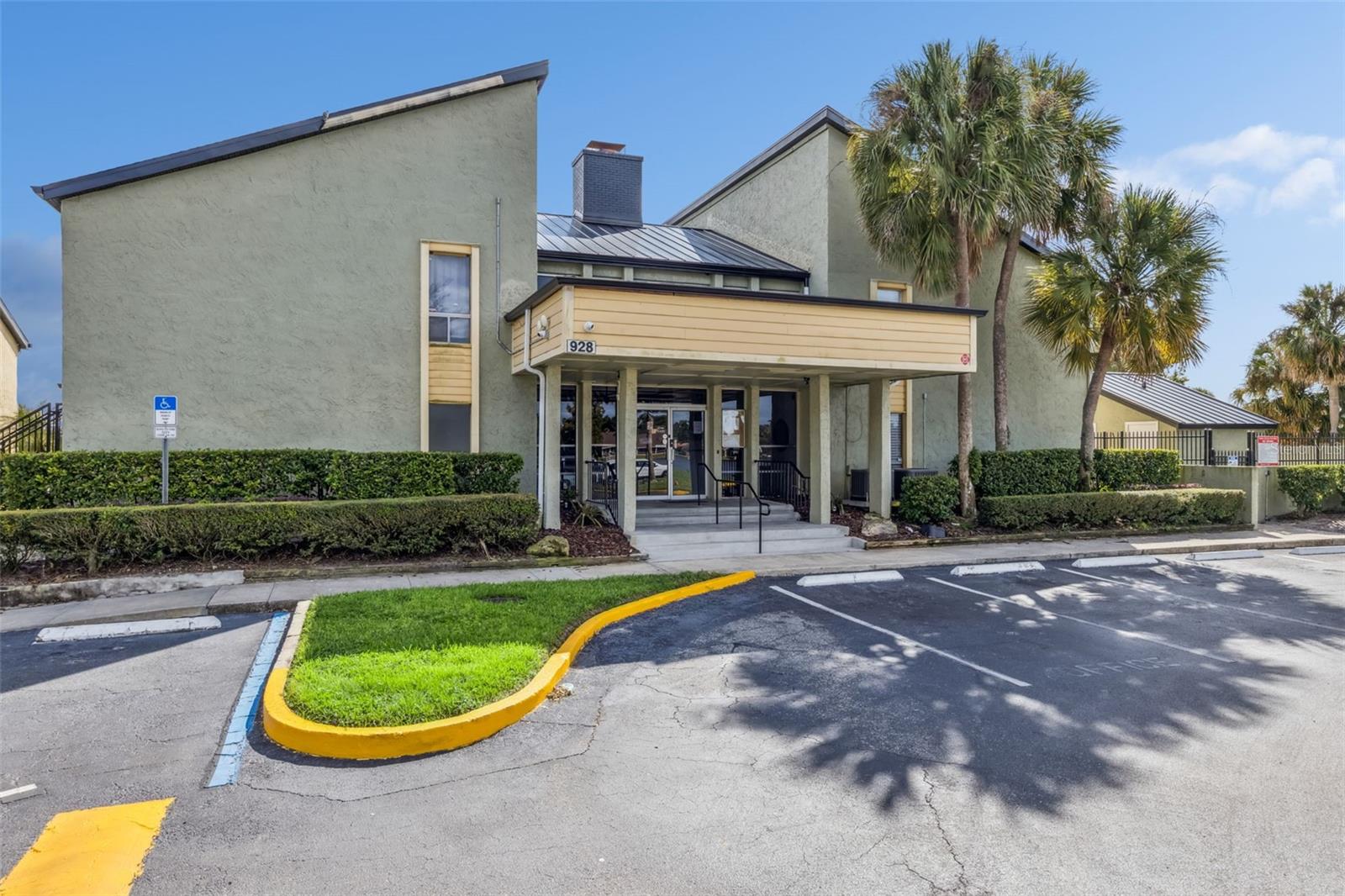 Image 20 of 30 For 914 Lake Destiny Road G