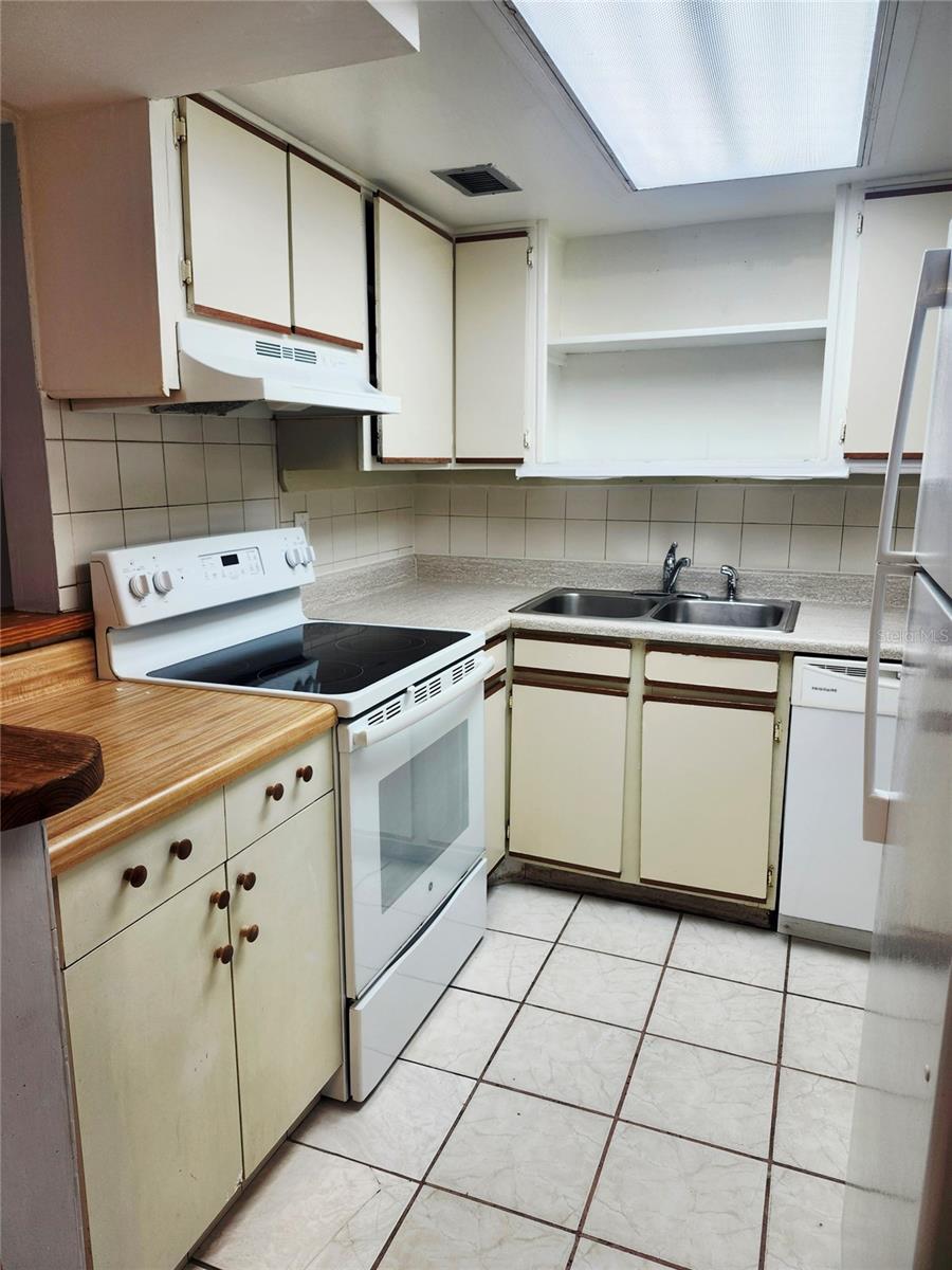 Image 7 of 30 For 914 Lake Destiny Road G