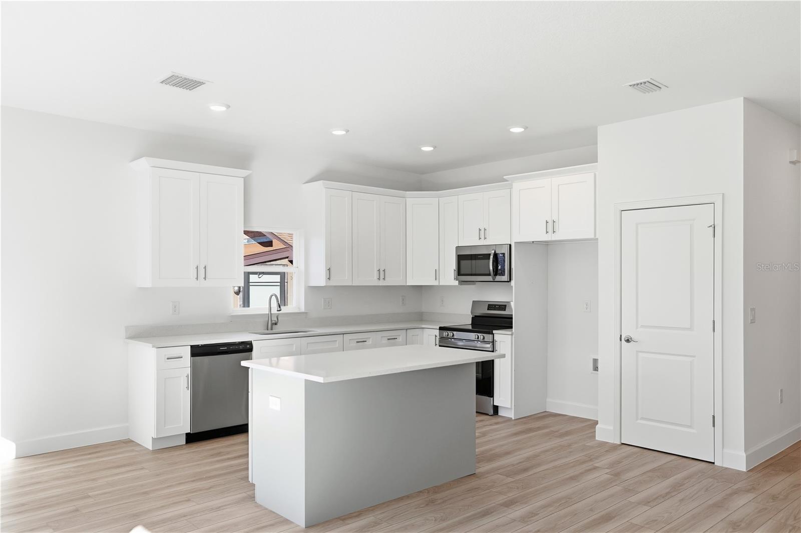 Image 12 of 27 For 2006 Maple Avenue