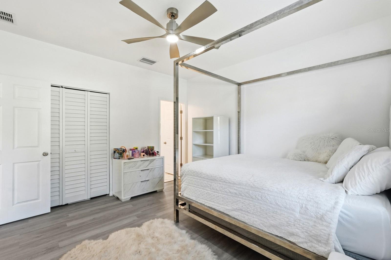 Image 16 of 33 For 557 Live Oak Avenue