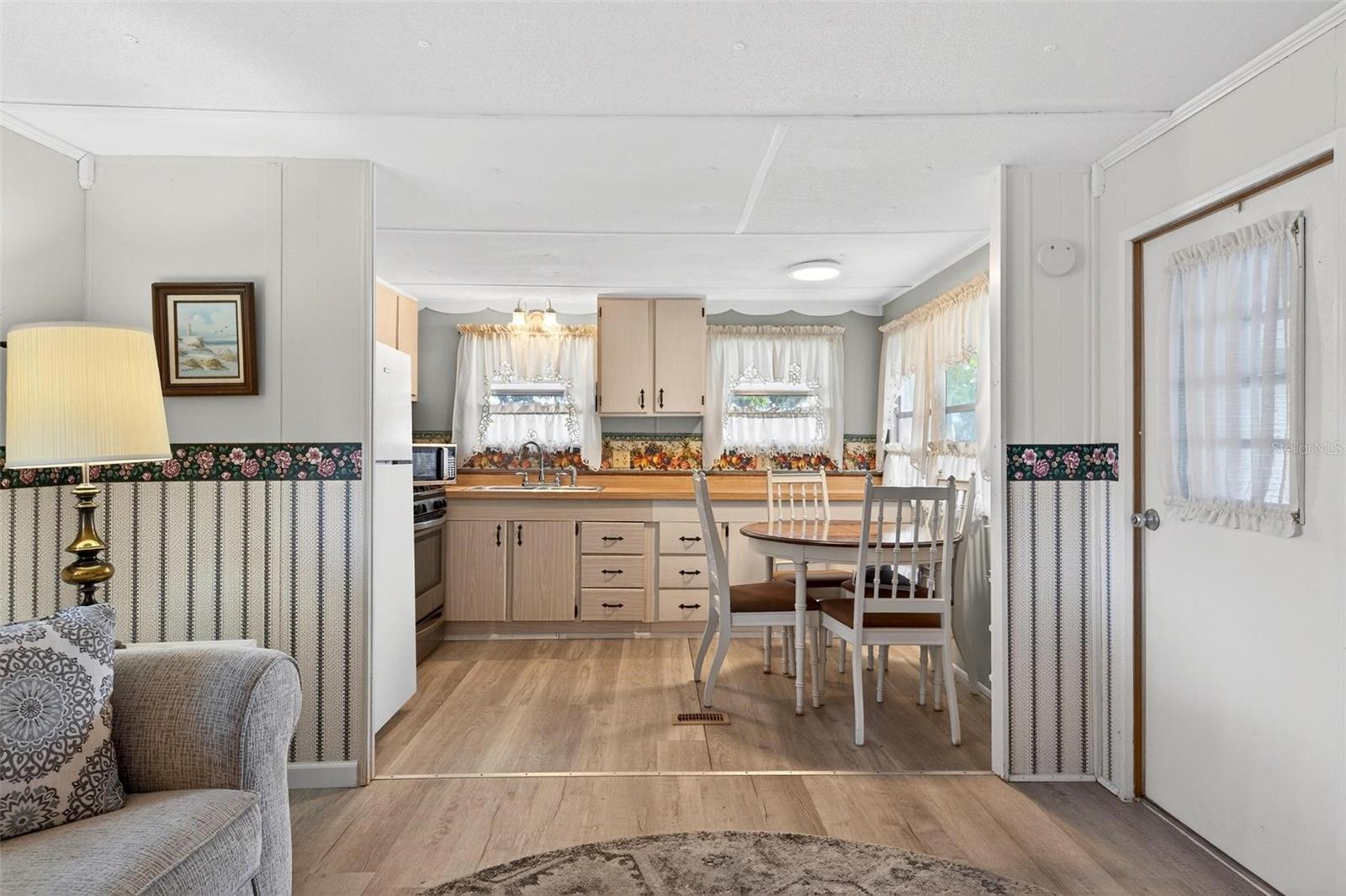 Image 13 of 60 For 684 Cindi Avenue