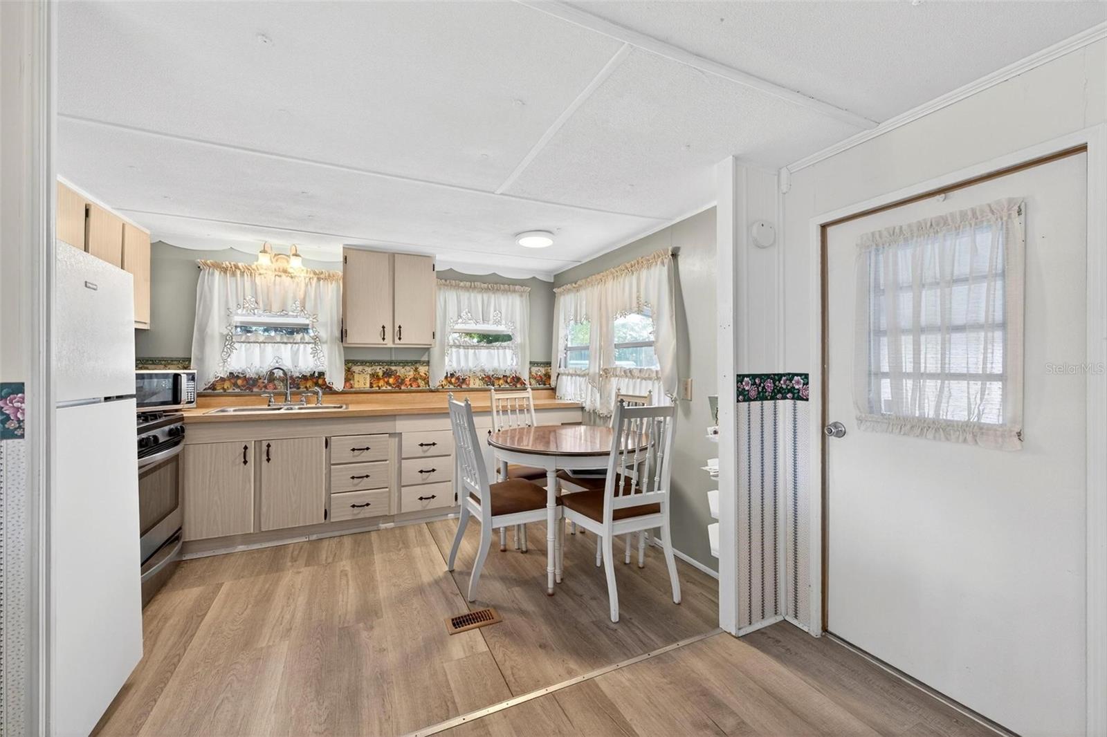 Image 14 of 60 For 684 Cindi Avenue