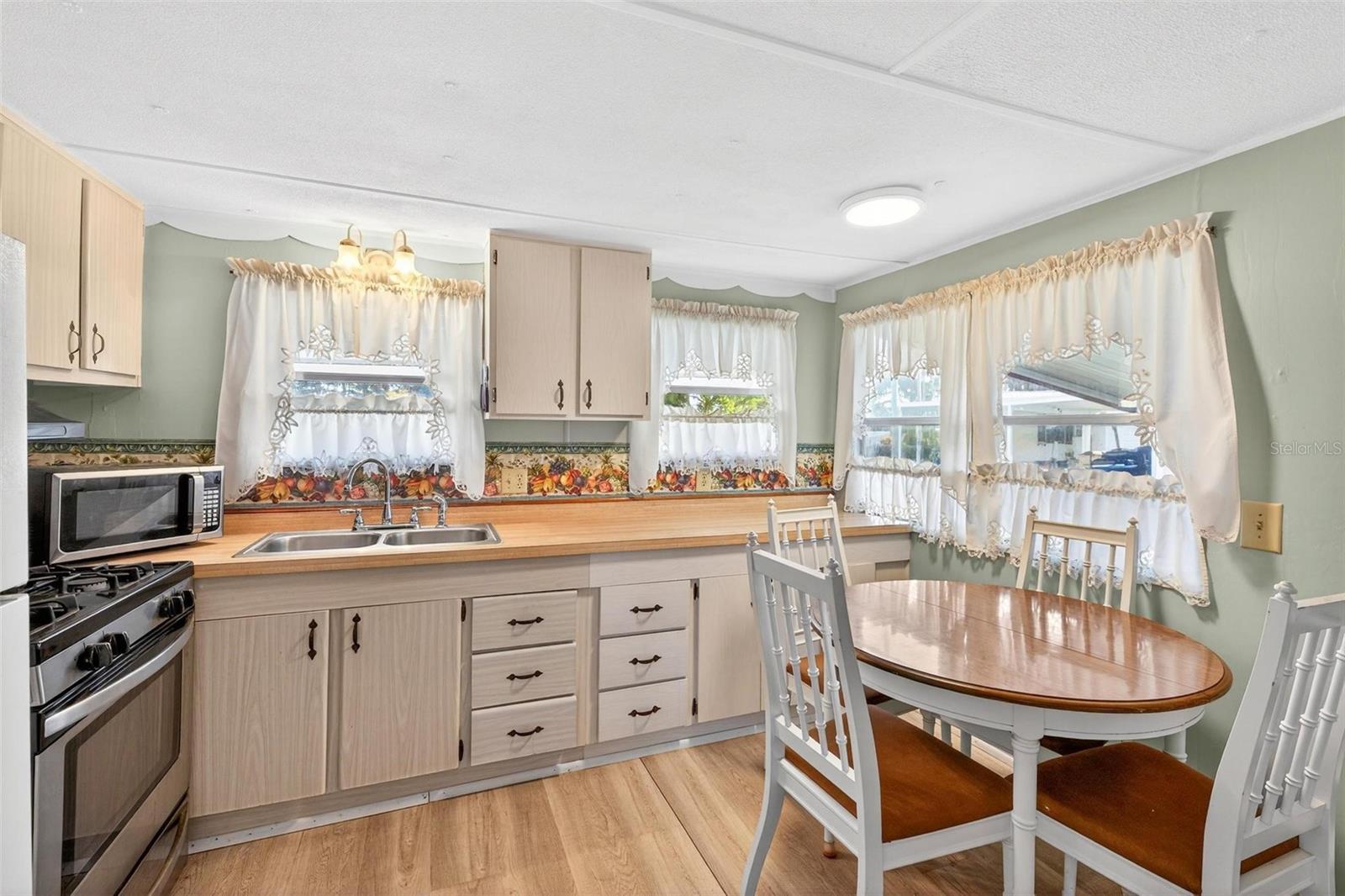 Image 15 of 60 For 684 Cindi Avenue