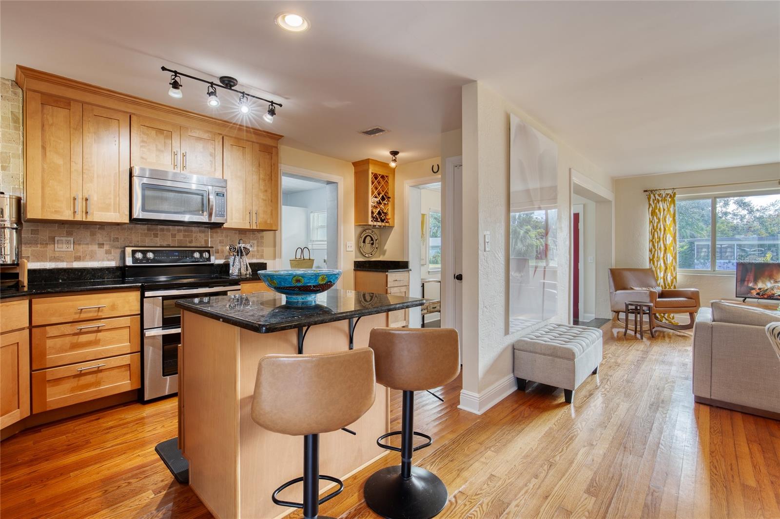 Image 14 of 52 For 37 Reynolds Avenue