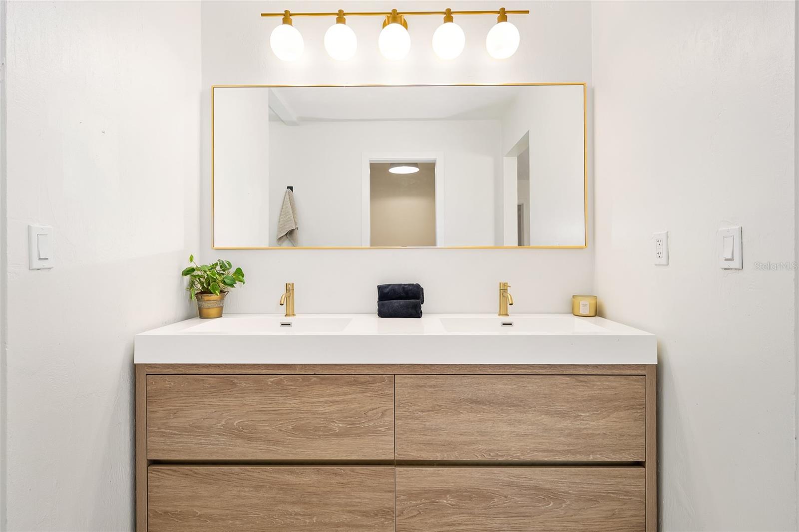 Image 34 of 53 For 2 Avenue Bonita