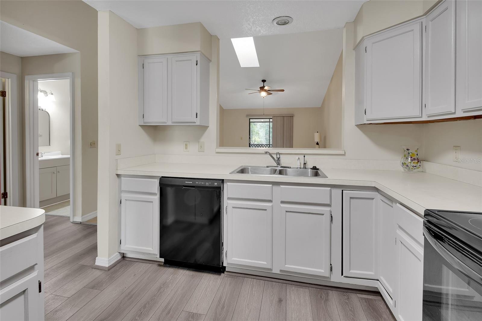 Image 12 of 34 For 526 Hemingway Court