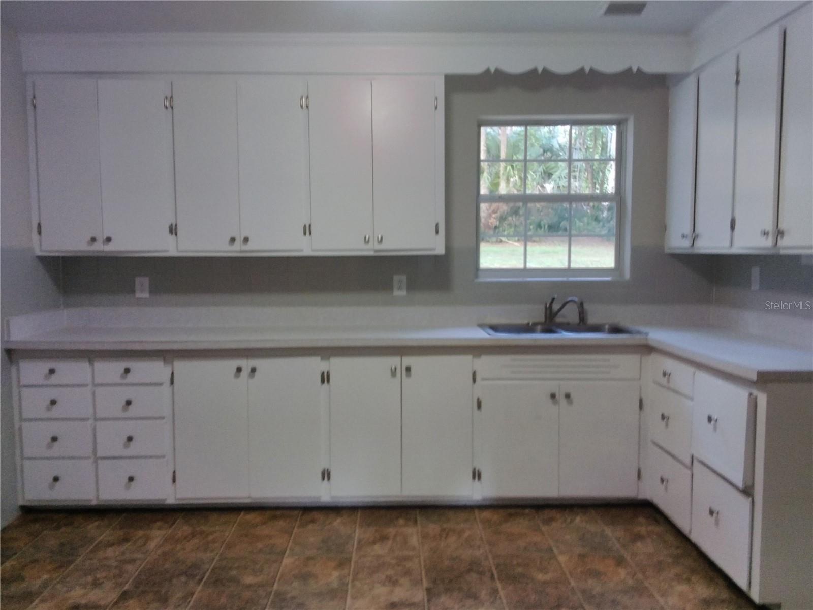 Image 12 of 40 For 487 Rylane Street