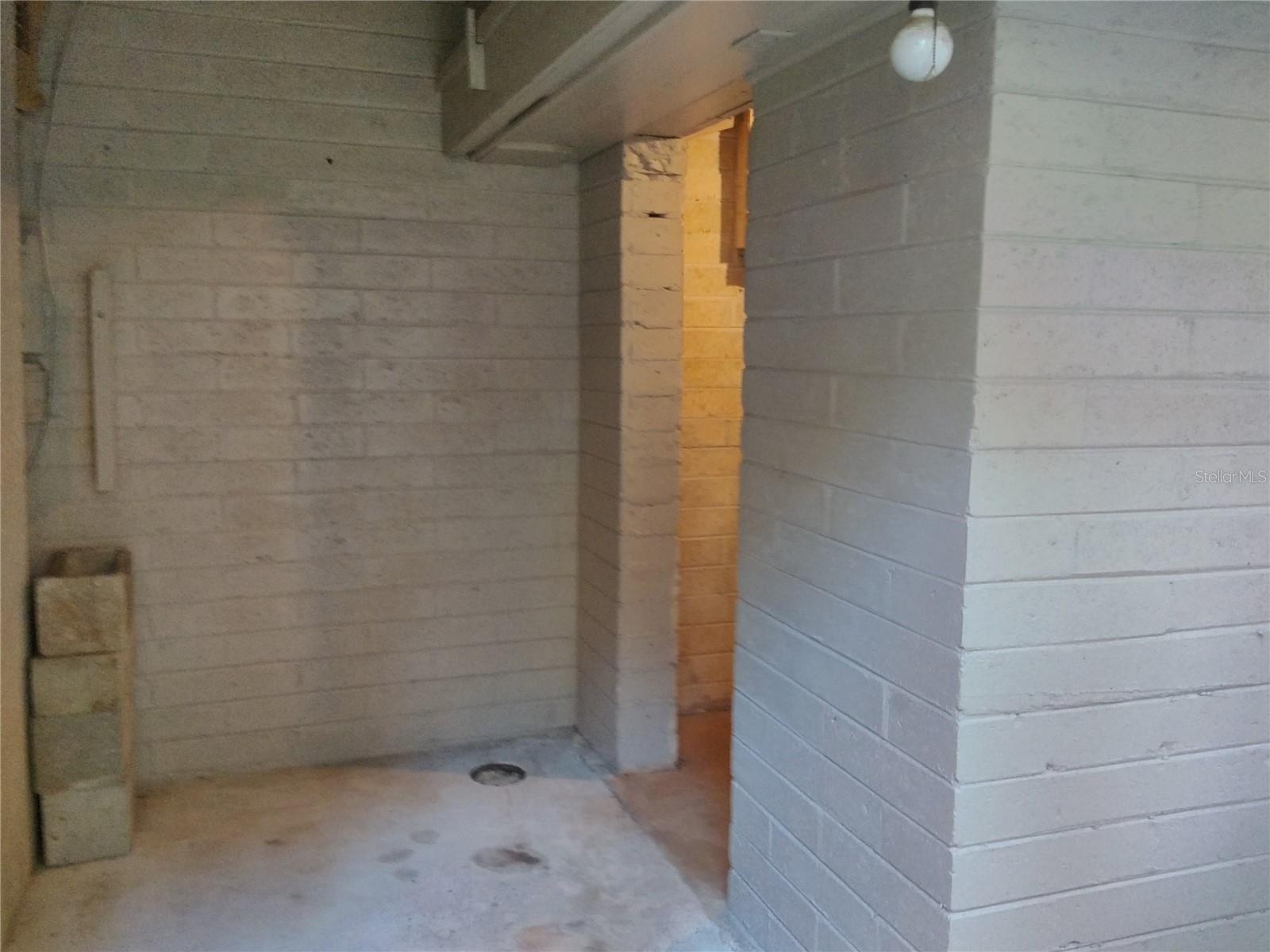 Image 32 of 40 For 487 Rylane Street