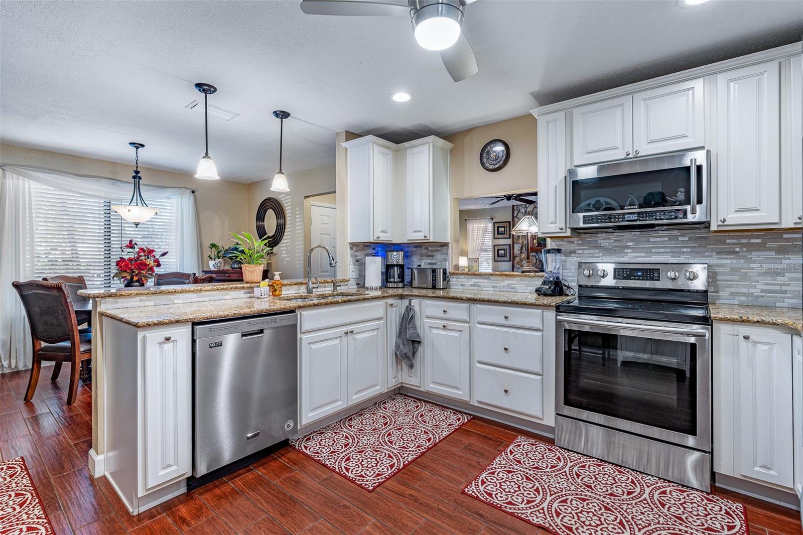 Image 4 of 38 For 6 Lakepoint Circle