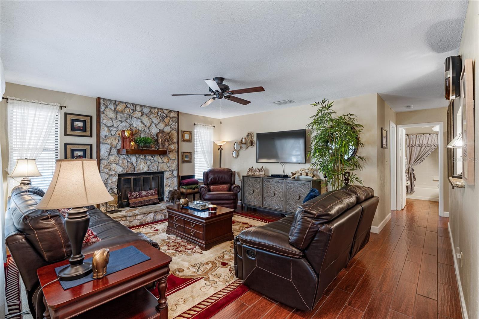 Image 8 of 38 For 6 Lakepoint Circle