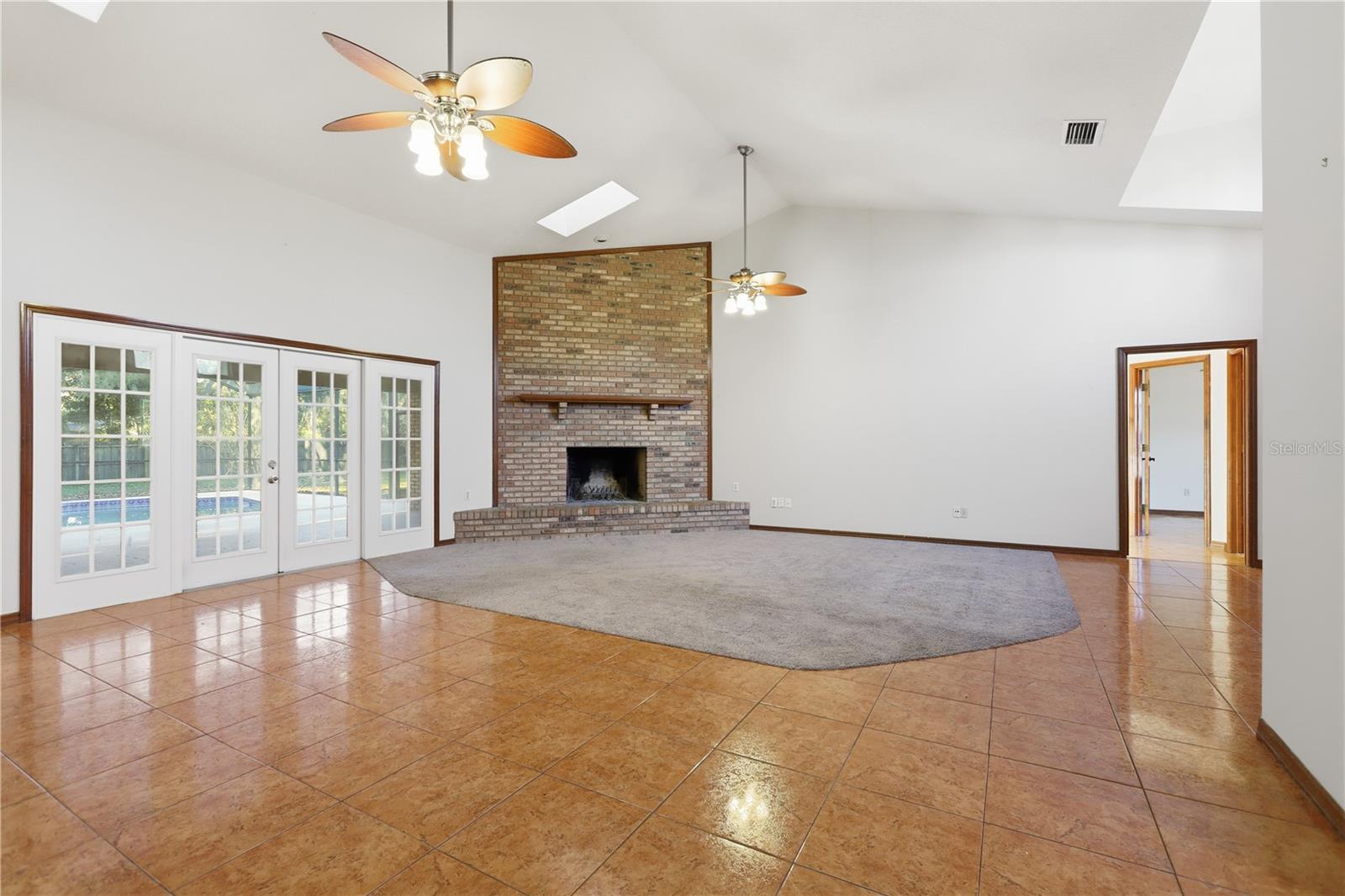 Image 11 of 47 For 525 Summerhaven Drive