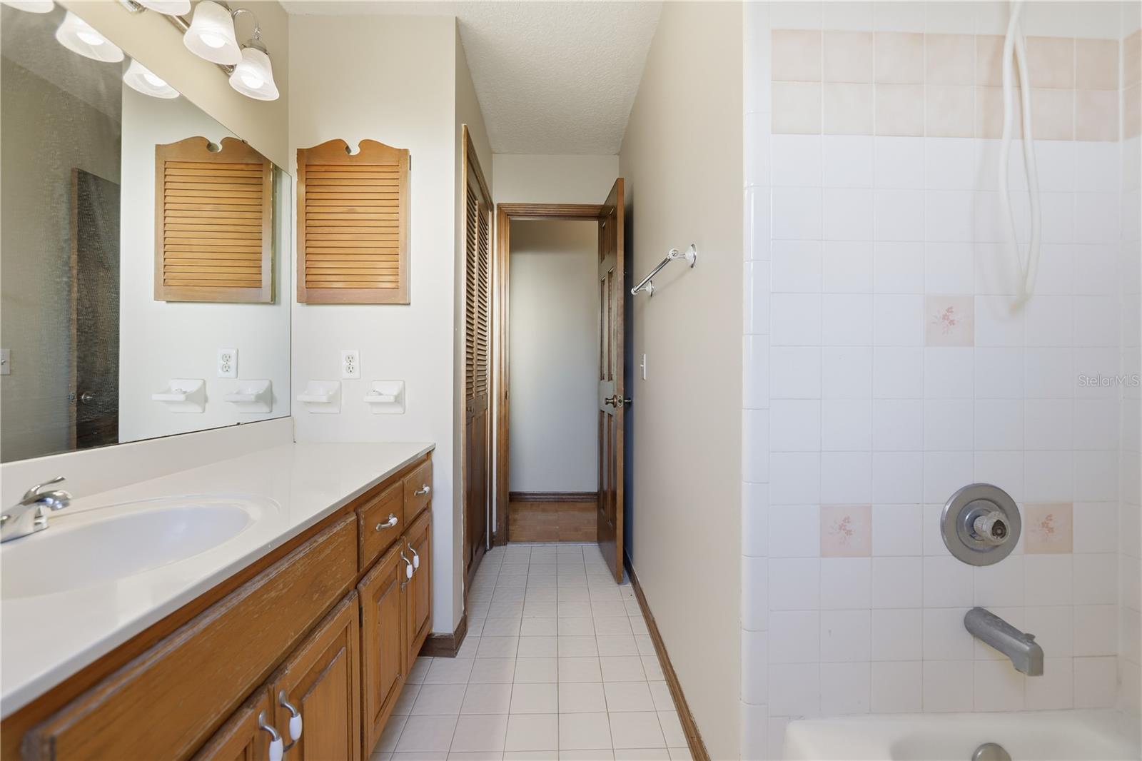 Image 33 of 47 For 525 Summerhaven Drive