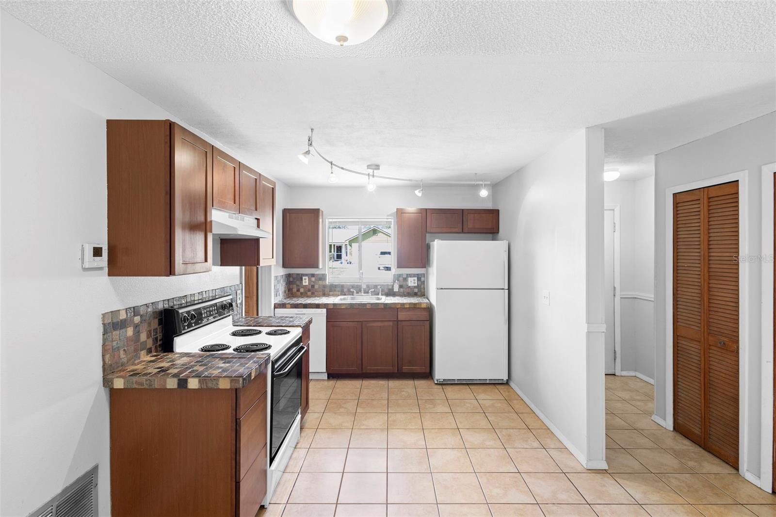 Image 6 of 31 For 991 Centennial Avenue