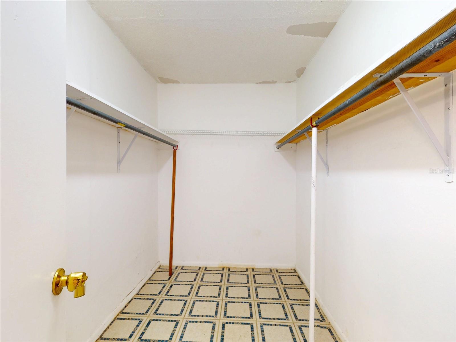 Image 12 of 32 For 202 Springview Drive