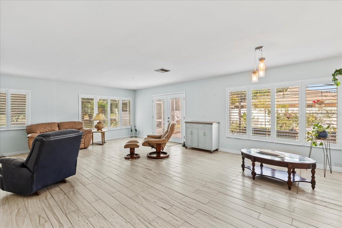 Image 4 of 50 For 25 Crompton Place