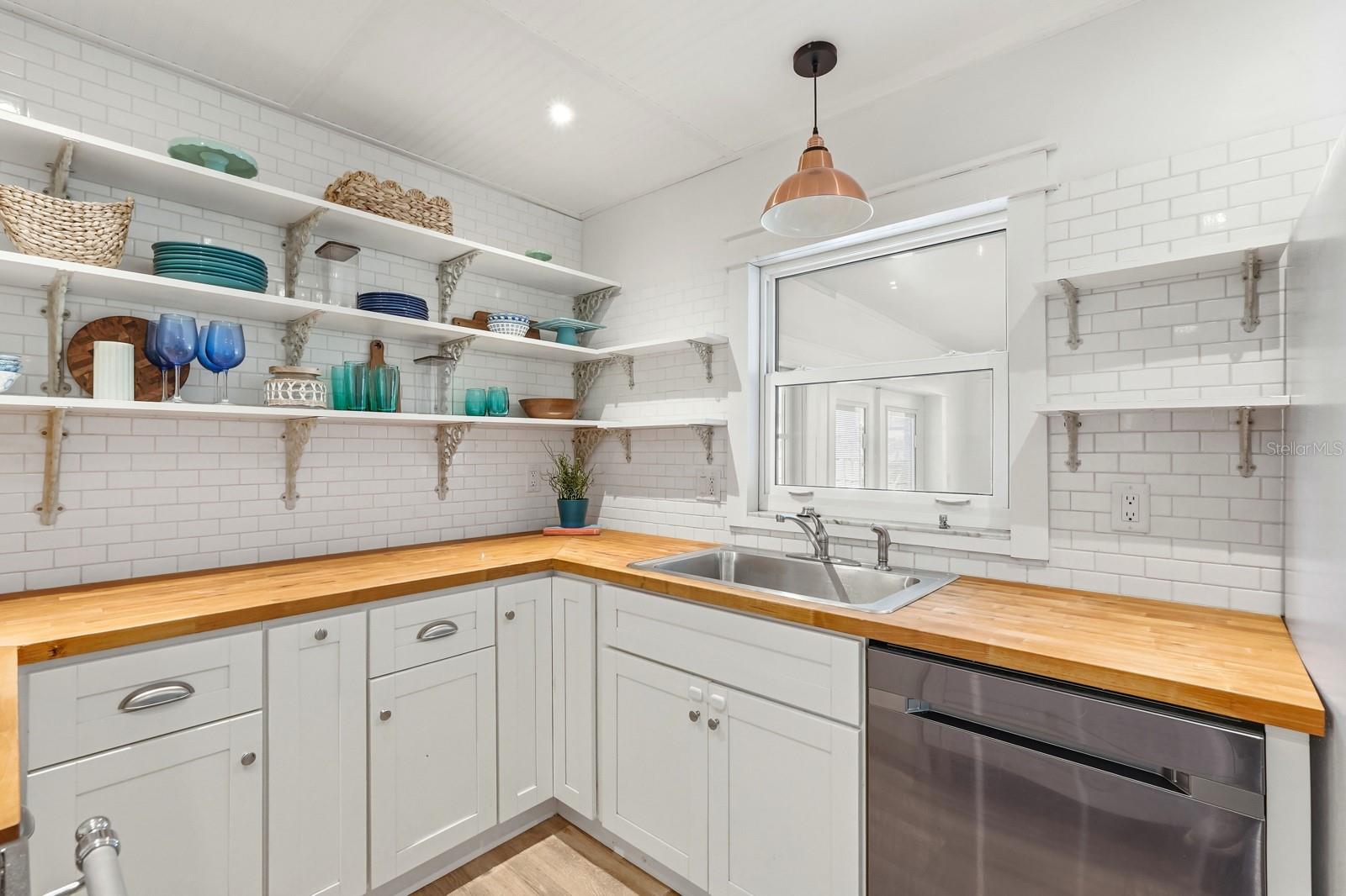 Image 16 of 53 For 25 Dolphin Avenue