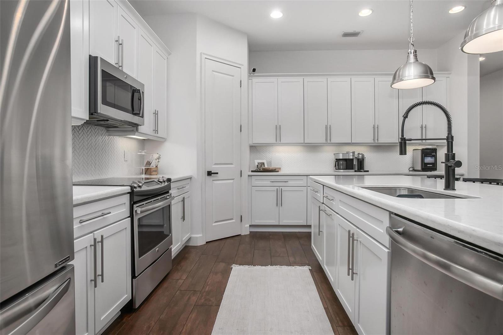 Image 11 of 48 For 208 Chelsea Place Avenue