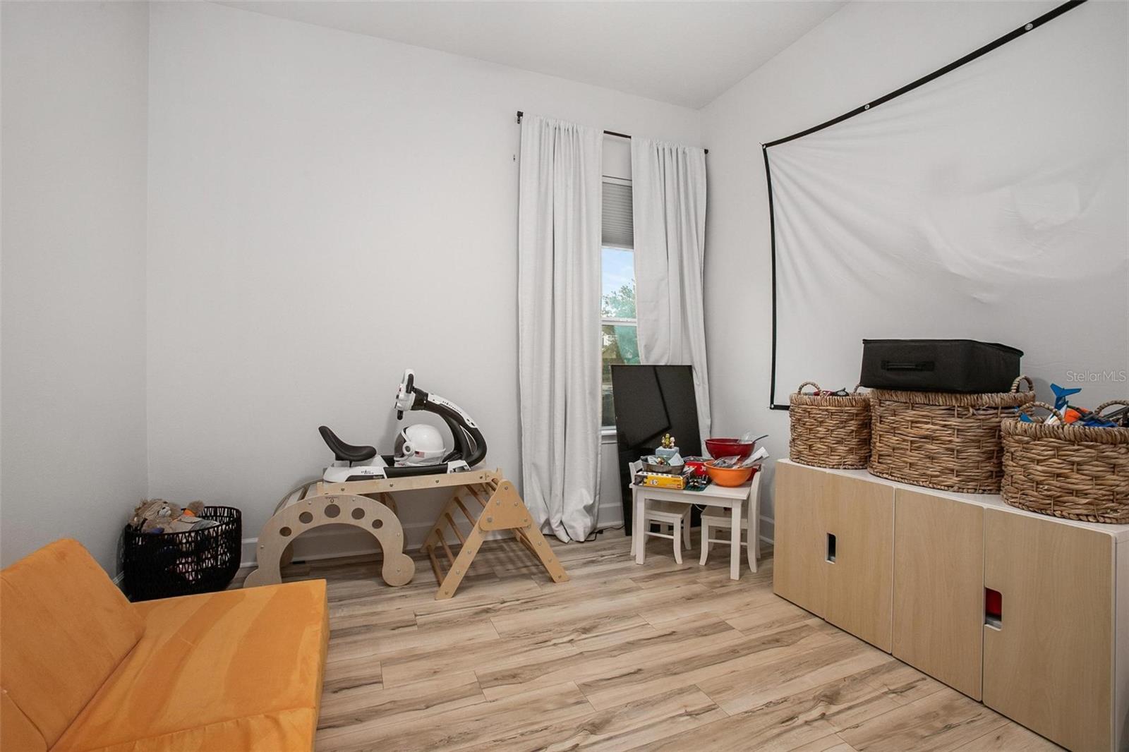 Image 23 of 48 For 208 Chelsea Place Avenue