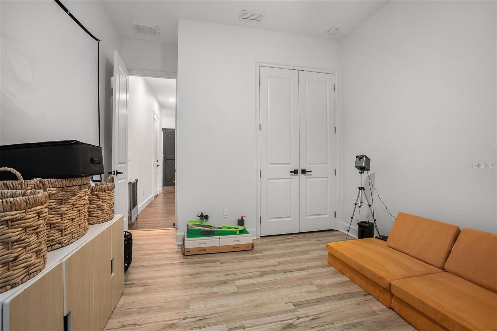 Image 24 of 48 For 208 Chelsea Place Avenue