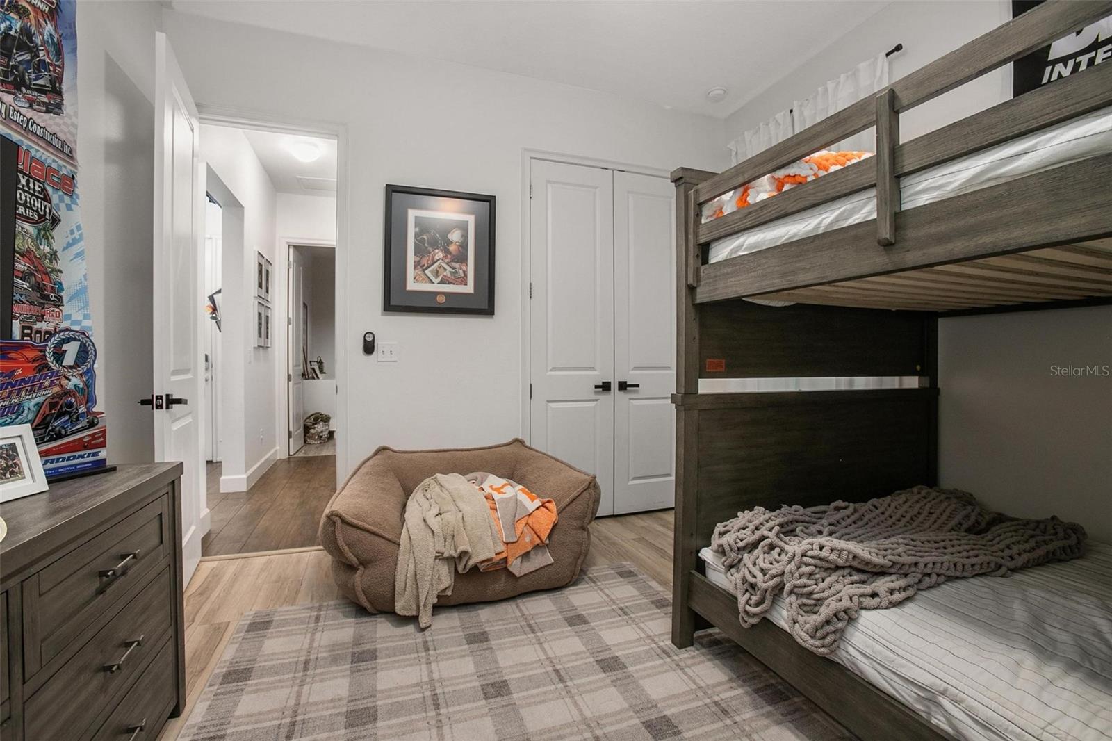 Image 26 of 48 For 208 Chelsea Place Avenue