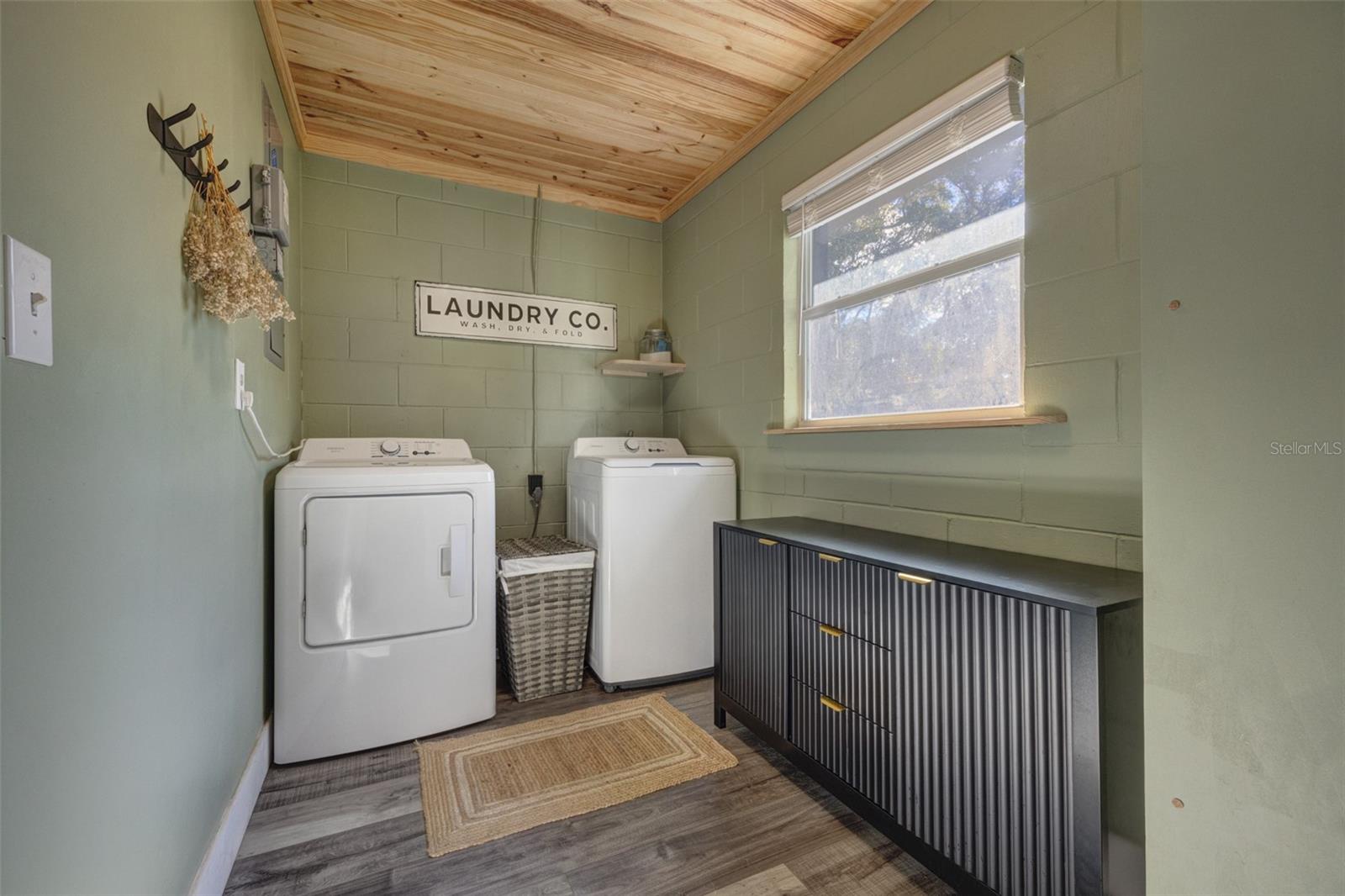 Image 23 of 36 For 1108 Winnemissett Avenue