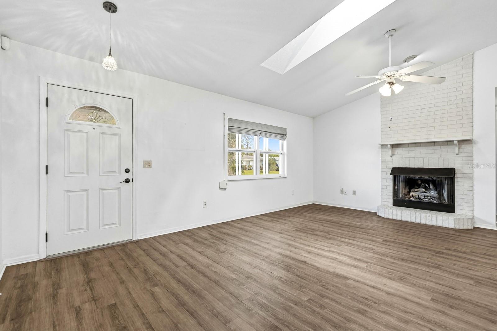 Image 5 of 40 For 2548 Crestwood Avenue