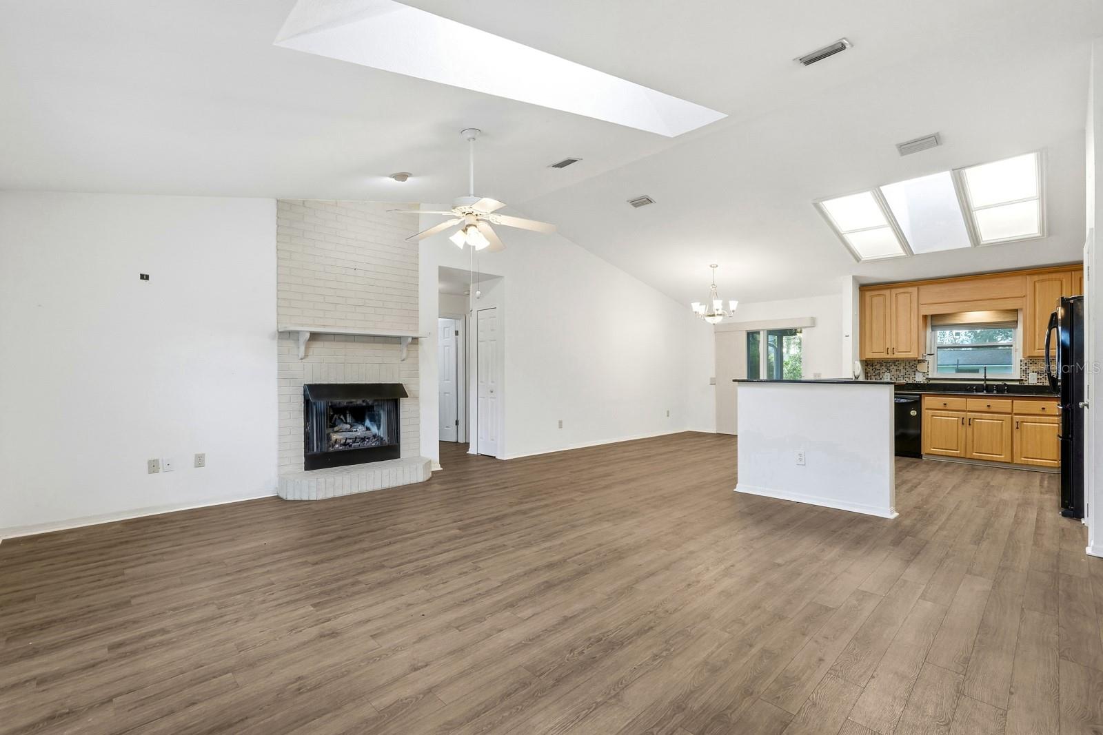 Image 7 of 40 For 2548 Crestwood Avenue