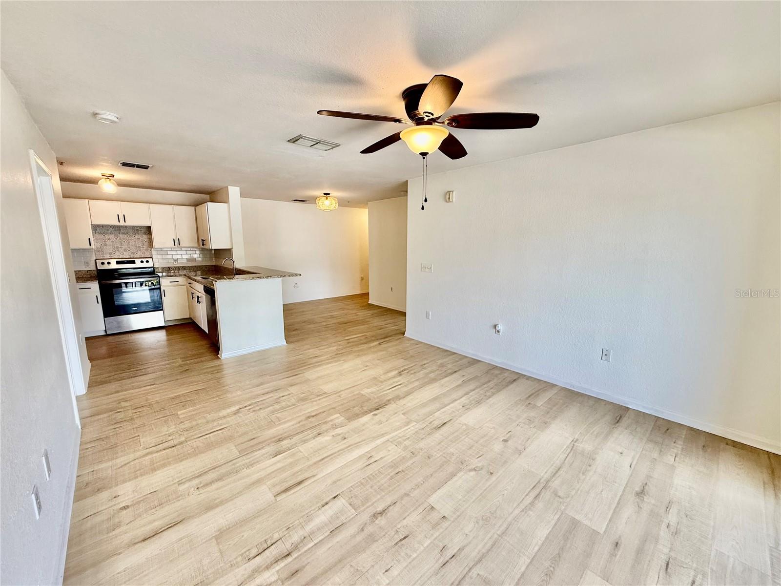 Image 14 of 32 For 940 Village Trail 8-205