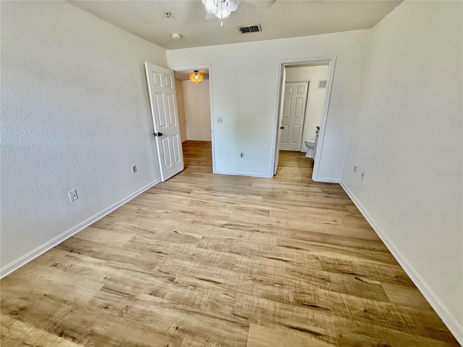 Image 21 of 32 For 940 Village Trail 8-205