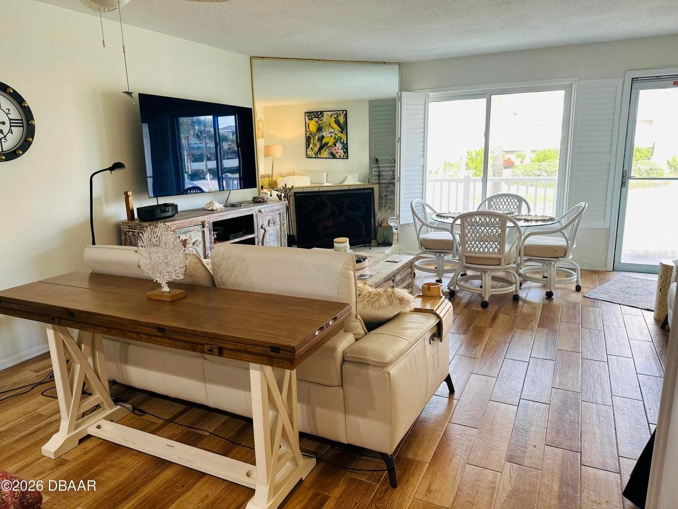 Image 6 of 25 For 4758 Atlantic Avenue 6