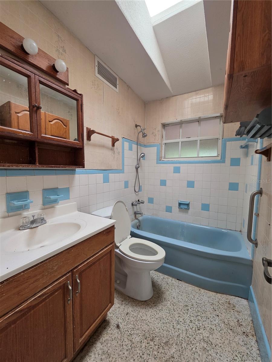 Image 15 of 24 For 10 Devon Avenue