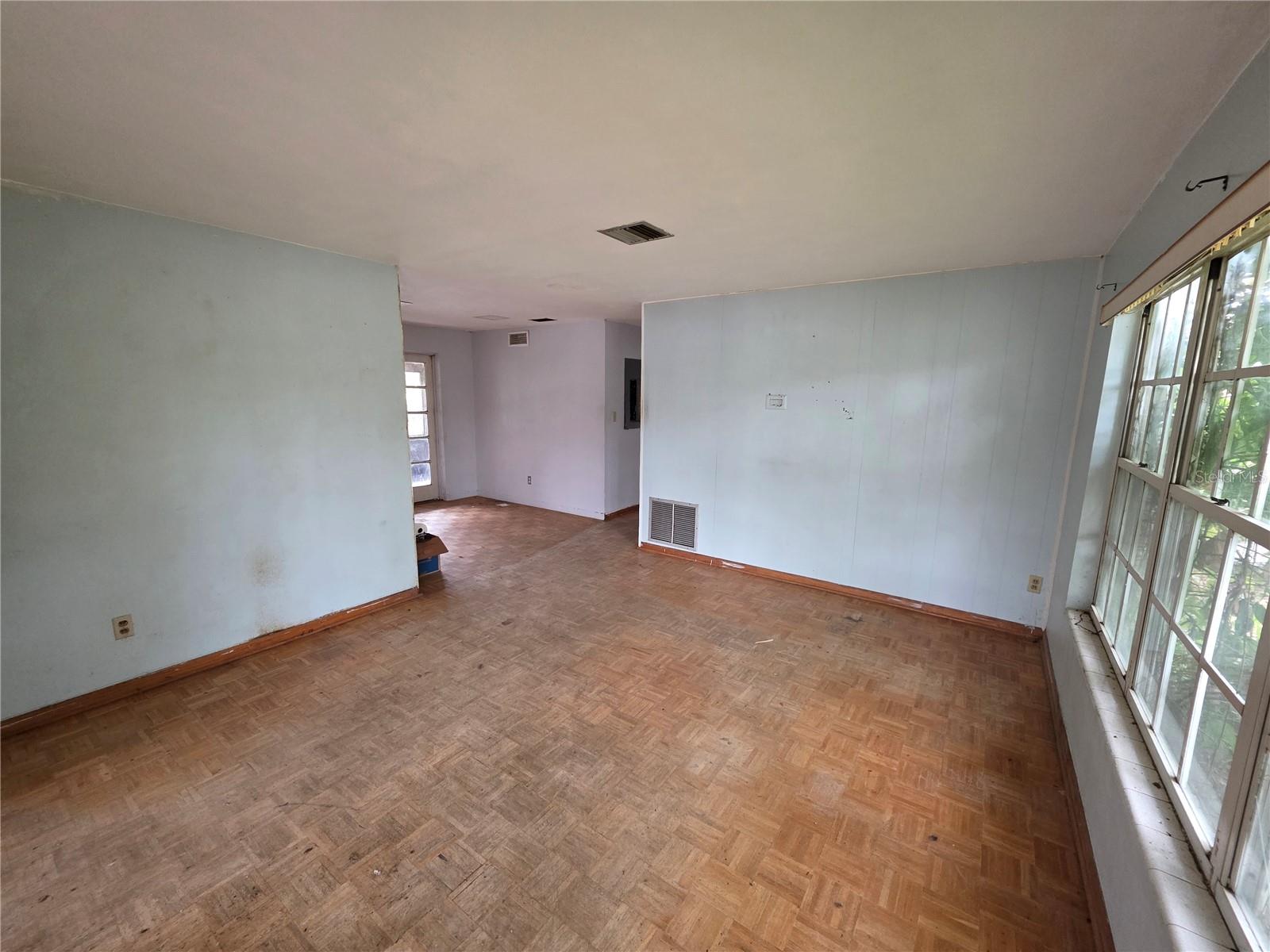 Image 7 of 24 For 10 Devon Avenue