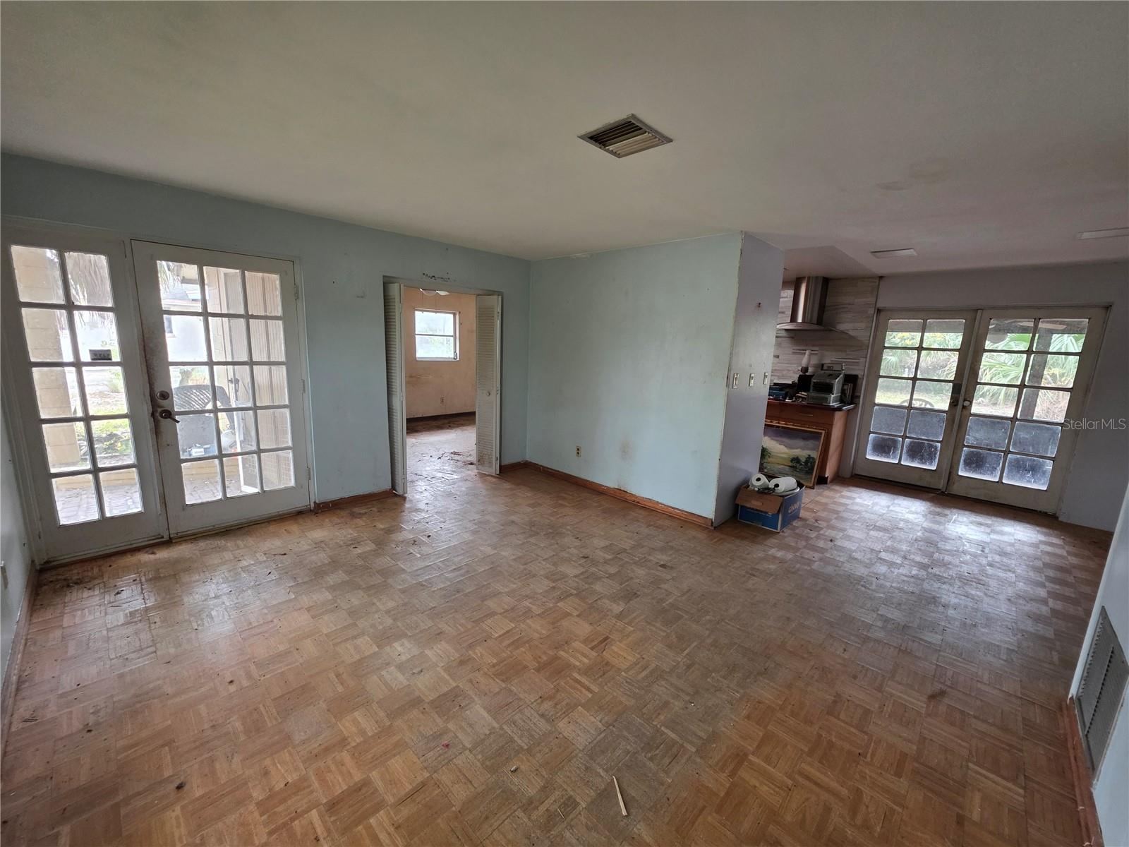 Image 8 of 24 For 10 Devon Avenue