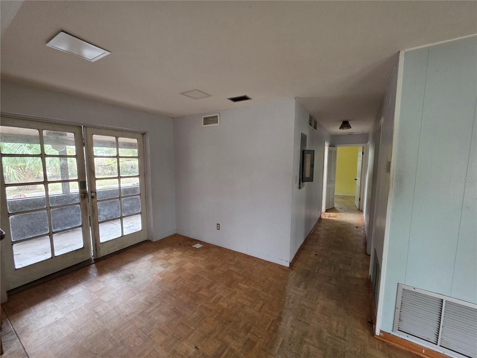 Image 9 of 24 For 10 Devon Avenue