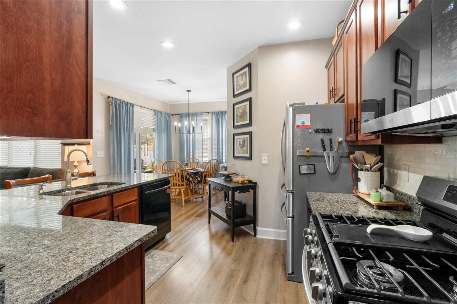 Image 32 of 61 For 216 Foxglove Way