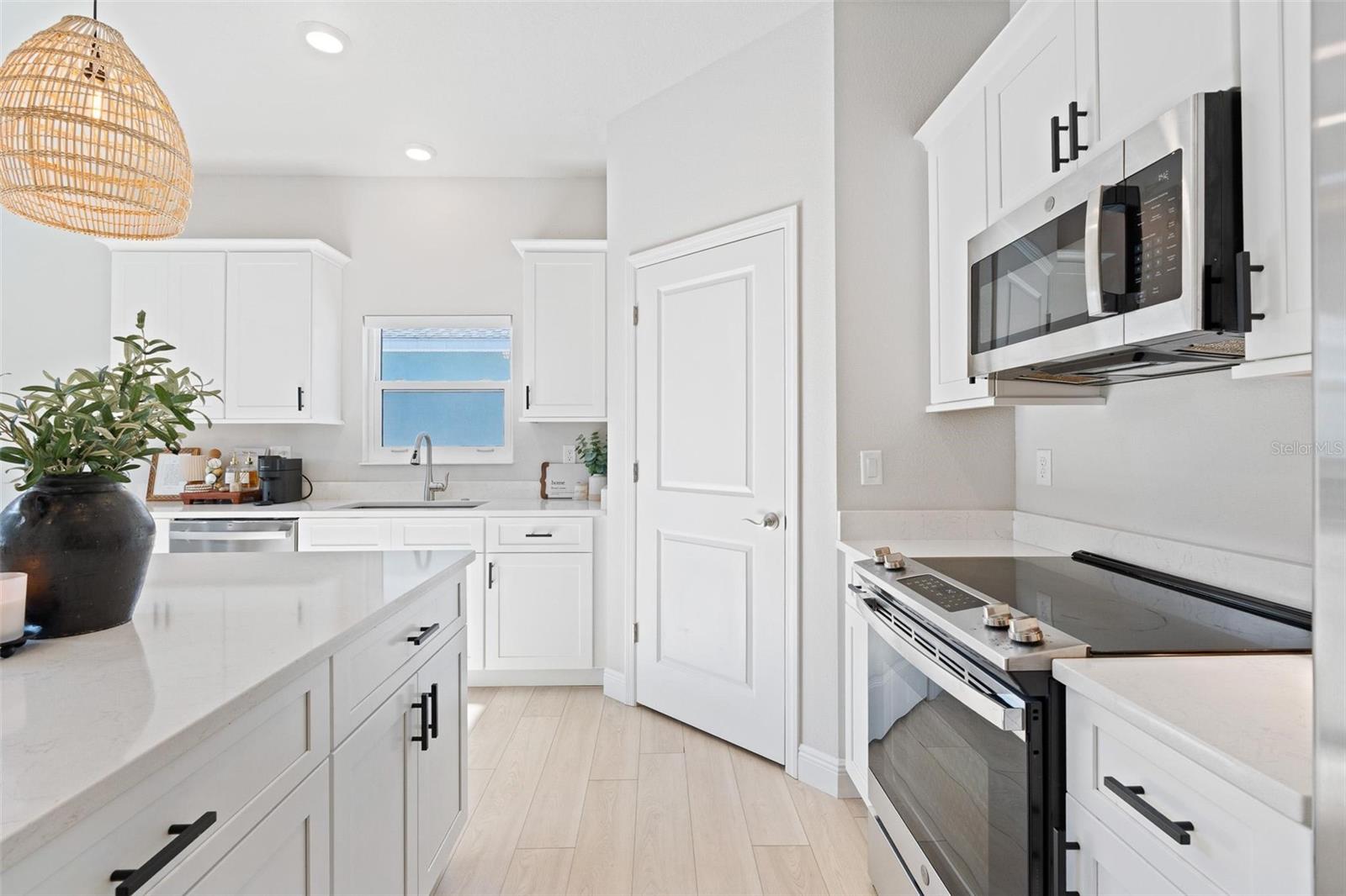 Image 10 of 37 For 553 Venetian Palms Boulevard