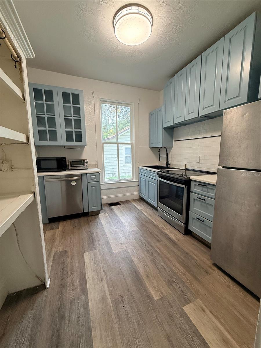 Image 14 of 31 For 814 Indiana Avenue