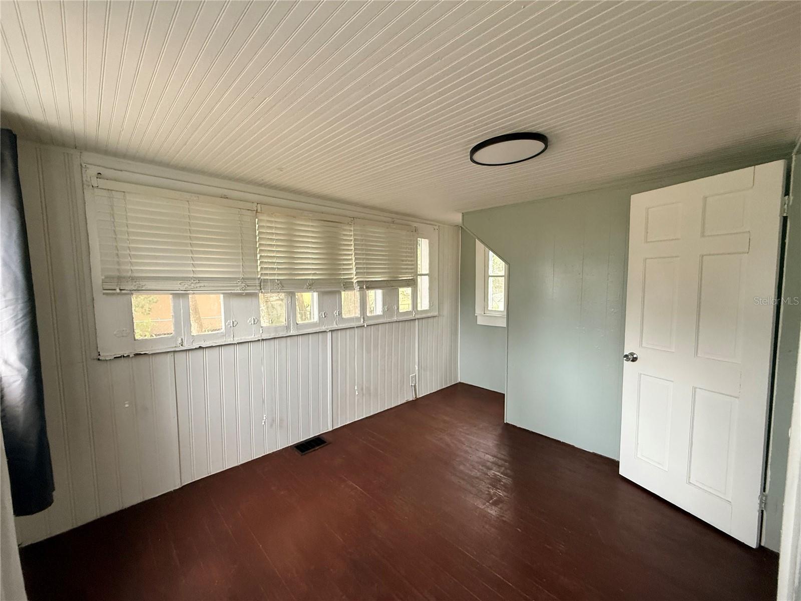 Image 21 of 31 For 814 Indiana Avenue